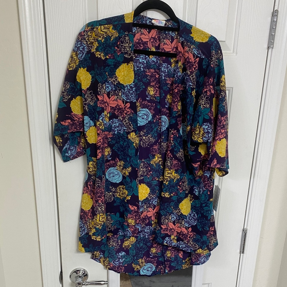 NWT - LulaRoe Lindsay Kimono (S)